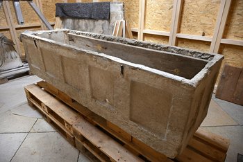 Der Sarkophag Ottos des Großen in der eigens errichteten zweiten Einhausung. © Landesamt für Denkmalpflege und Archäologie Sachsen-Anhalt, Claudio Dähnel/Denis Dittrich.