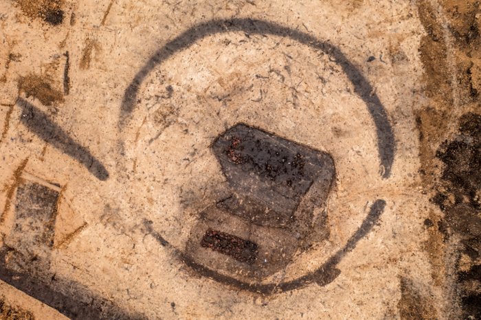 Abbildung 3: Der Kreisgraben Befund 6002 mit den beiden Steinpackungsgräbern Befund 6003 und 6005 und einer nachträglich angelegten Grube (Befund 6006) am südöstlichen Grabenrund. Die Öffnung im Osten stellt ein markantes Merkmal der Kreisgräben der mittleren und späten Bronzezeit dar. © Landesamt für Denkmalpflege und Archäologie Sachsen-Anhalt, Klaus Bentele.