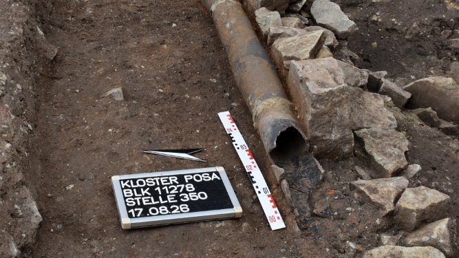 Der Verlauf der tönernen Wasserleitung des 14. Jahrhunderts nach Abnahme der auflagernden Dachziegel, die eine Beschädigung der Rohre verhindern sollten. © Landesamt für Denkmalpflege und Archäologie Sachsen-Anhalt, C. Anders.