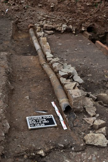 Der Verlauf der tönernen Wasserleitung des 14. Jahrhunderts nach Abnahme der auflagernden Dachziegel, die eine Beschädigung der Rohre verhindern sollten. © Landesamt für Denkmalpflege und Archäologie Sachsen-Anhalt, C. Anders.