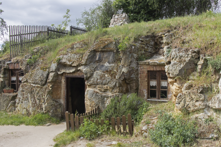 Abbildung 1: Eine der Höhlenwohnung am Schäferberg. © Landesamt für Denkmalpflege und Archäologie Sachsen-Anhalt, Volker Seifert. 
