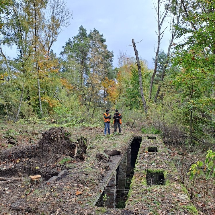 Einmessung der Überreste eines ehemaligen Latrinenbaus. © Landesamt für Denkmalpflege und Archäologie Sachsen-Anhalt, Lukas Augustat.