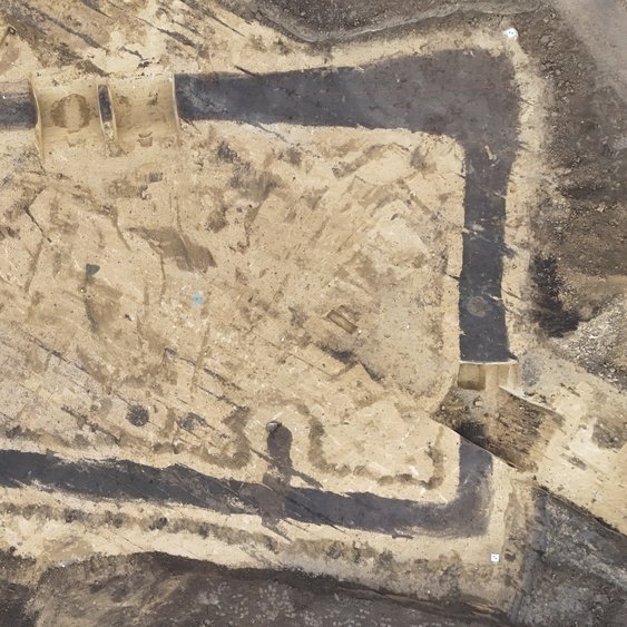 Luftbild des mittelneolithischen Trapezgrabens, im Südosten ist die Störung durch den spätmittelalterlichen Erdstall zu erkennen. © Landesamt für Denkmalpflege und Archäologie Sachsen-Anhalt, Simon Meier.