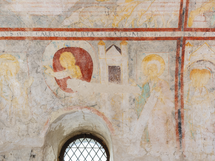 Abbildung 1: Die erhaltenen Reste der Wandmalerei zeigen Szenen des Alten Testaments (unterhalb des Schriftbandes) und Neuen Testaments (oberhalb des Schriftbandes). © Landesamt für Denkmalpflege und Archäologie Sachsen-Anhalt, Michel Klehm. Abbildung 1: Die erhaltenen Reste der Wandmalerei zeigen Szenen des Alten Testaments (unterhalb des Schriftbandes) und Neuen Testaments (oberhalb des Schriftbandes). Hier werden sowohl Moses vor dem brennenden Dornbusch als auch der Engel Ezechiel vor einer geschlossenen Pforte dargestellt. © Landesamt für Denkmalpflege und Archäologie Sachsen-Anhalt, Michel Klehm.