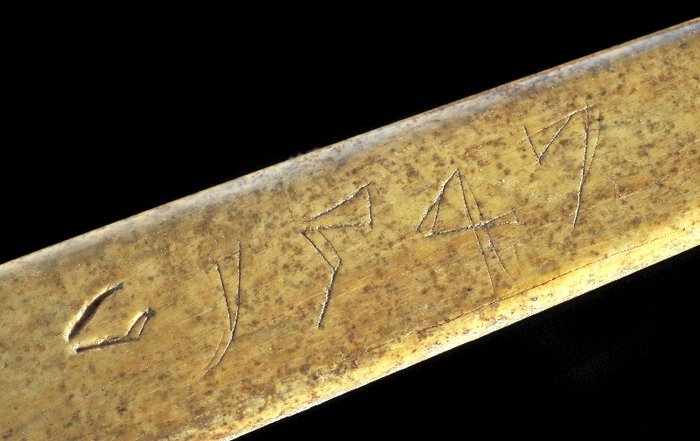 Abbildung 5: Eingeritzte Jahreszahl »1547«. © Landesamt für Denkmalpflege und Archäologie Sachsen-Anhalt, Andrea Hörentrup.