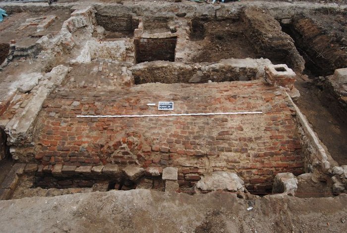 Abbildung 2: Kleiner Keller an der östlichen Grundstücksfront, bei dem ein mittelalterlicher Keller aus Feldsteinen im 16. Jahrhundert weitergenutzt und daher mit einer Tonne aus Ziegelsteinen eingeölt wurde. © Landesamt für Denkmalpflege und Archäologie Sachsen-Anhalt, Holger Rode.