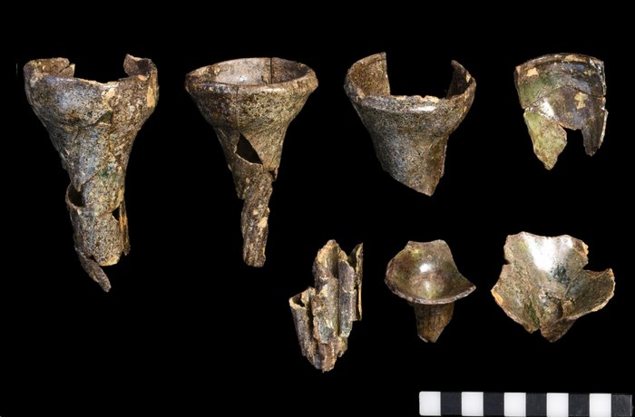 Abbildung 3: Zusammengesetzte Lampen aus Glas. © Landesamt für Denkmalpflege und Archäologie Sachsen-Anhalt, Vera Keil.