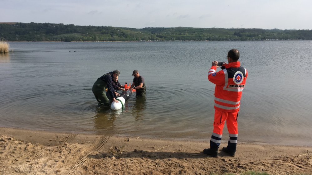 Abbildung 3: Das AUV wird zu Wasser gelassen. © Landesamt für Denkmalpflege und Archäologie Sachsen-Anhalt, Dietlind Paddenberg.