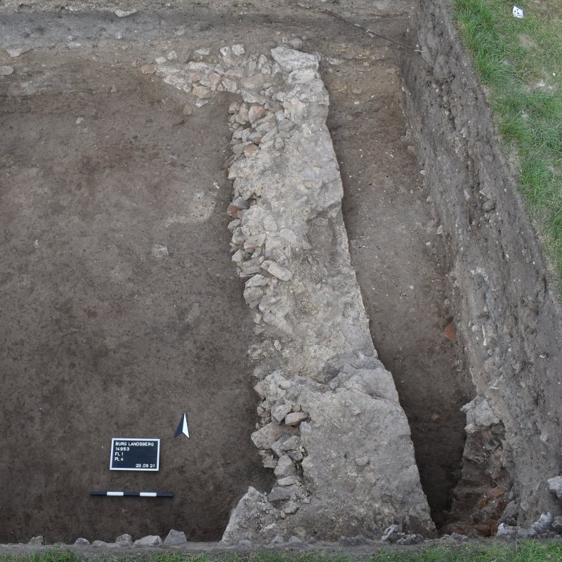 Ein Mauerzug der Burganlage aus dem 12. Jahrhundert. Das Fundament des Gebäudes ist in eine Kulturschicht des 9. bis 11. Jahrhunderts eingetieft, die wahrscheinlich zu einer Vorgängerburg gehört. © Landesamt für Denkmalpflege und Archäologie Sachsen-Anhalt, Katja Grüneberg-Wehner.