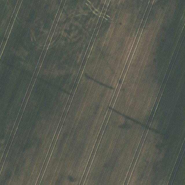 Eingangssituation des Marschlagers von Trabitz mit dem charakteristischen Titulum im Luftbild. © GeoBasis-DE / LVermGeo ST, Datenlizenz Deutschland – Namensnennung – Version 2.0 (www.govdata.de/dl-de/by-2-0).