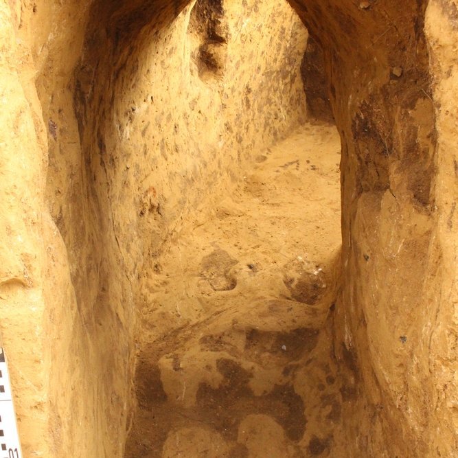 Vollständig freigelegter Gang des Erdstalls mit Spitzgiebel und kleiner Nische in der Wandung. Ganghöhe um einen Meter, Breite 50 bis 70 Zentimeter. © Landesamt für Denkmalpflege und Archäologie Sachsen-Anhalt, Ulf Petzschmann.