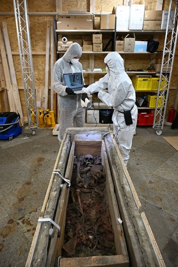 Direkt nach der Öffnung des Holzsargs erfolgte die Dokumentation der Gebeine und des Weiteren Inhalts mittels eines tragbaren 3D-Scanners. © Landesamt für Denkmalpflege und Archäologie Sachsen-Anhalt, Denis Dittrich.