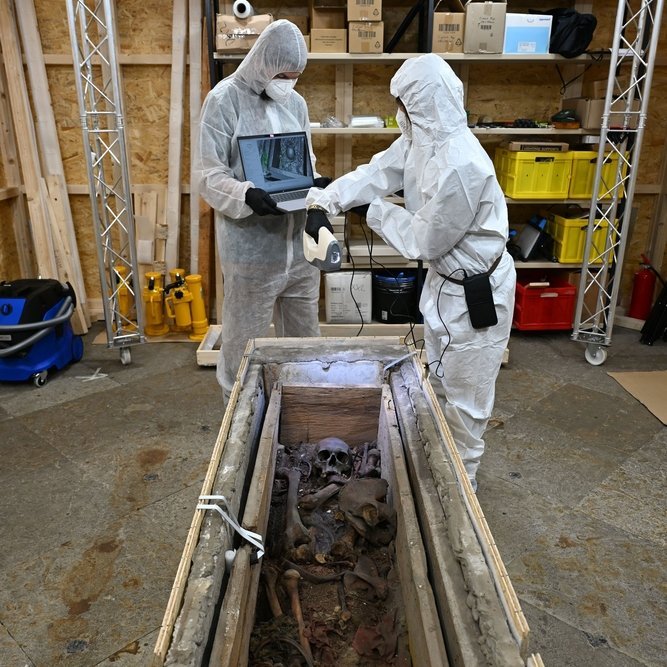 Direkt nach der Öffnung des Holzsargs erfolgte die Dokumentation der Gebeine und des Weiteren Inhalts mittels eines tragbaren 3D-Scanners. © Landesamt für Denkmalpflege und Archäologie Sachsen-Anhalt, Denis Dittrich.