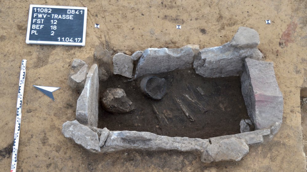 Abbildung 2: Der Leichnam wurde in der Steinkiste auf der linken Seite liegend und mit angewinkelten Beinen bestattet. Vor der Brust deponierte man ein Keramikgefäß. © Landesamt für Denkmalpflege und Archäologie Sachsen-Anhalt, Thomas Kubenz.