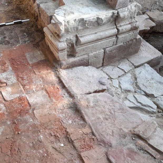 Ziegelfußboden und profilierte Pfeilerbasis im Bereich der Vierung der Klosterkirche. © Landesamt für Denkmalpflege und Archäologie Sachsen-Anhalt, Felix Biermann.