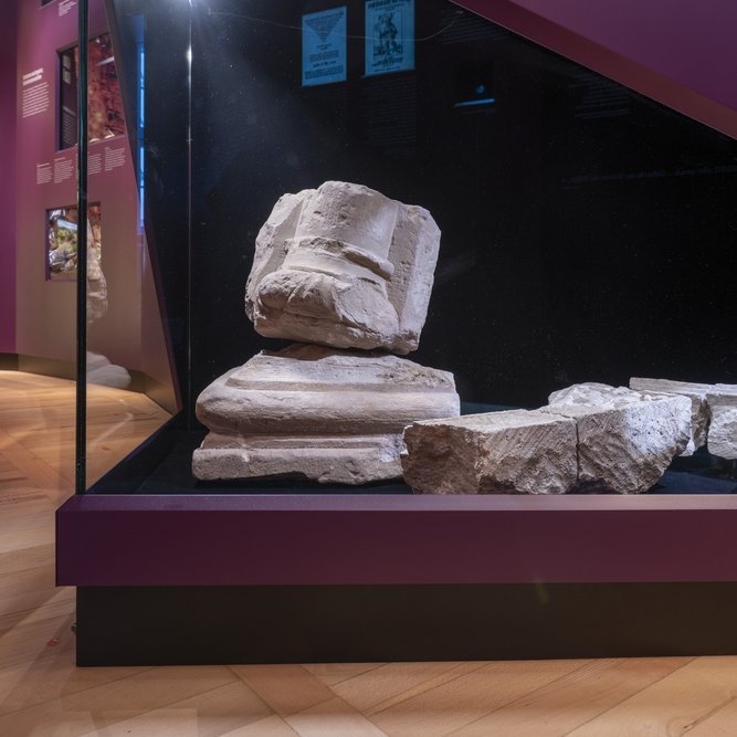 Ausstellungsimpression: Reste der Architektur aus Kaltenborn zeugen sowohl von der repräsentativen Gestaltung der einstigen Klosterkirche als auch von deren Verwüstung. © Landesamt für Denkmalpflege und Archäologie Sachsen-Anhalt, Michel Klehm.
