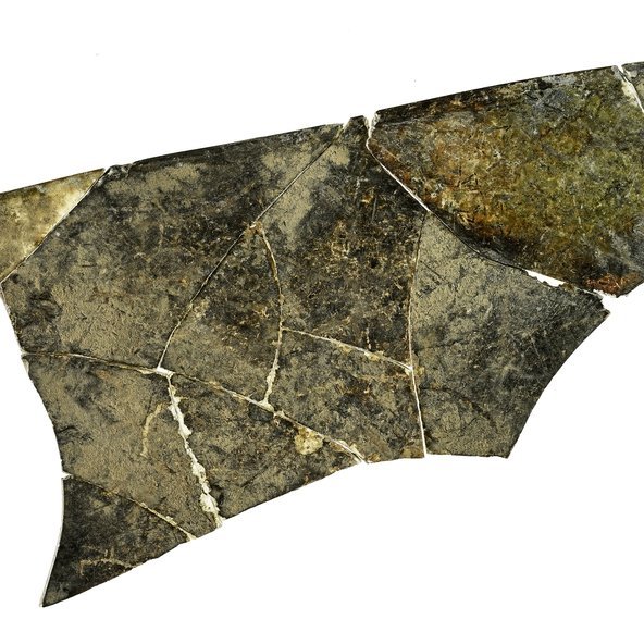 Aus mehreren Scherben zusammengesetztes Bruchstück einer Glasscheibe aus Kloster Kaltenborn. © Landesamt für Denkmalpflege und Archäologie Sachsen-Anhalt, Andrea Hörentrup.
