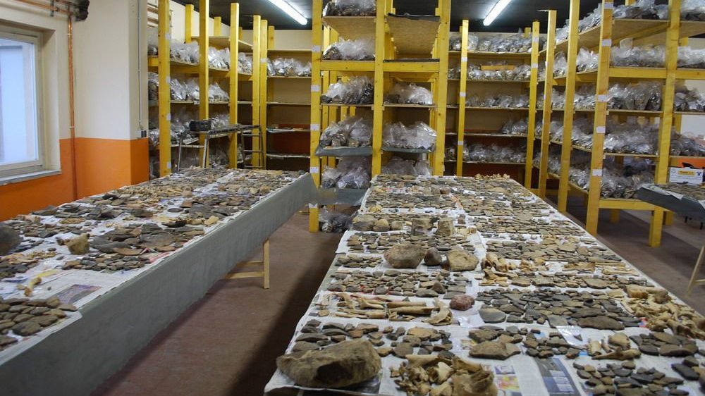Abbildung 4: Blick in den archäologischen  Stützpunkt in Karsdorf mit Teilen des Fundmaterials. © Landesamt für Denkmalpflege und Archäologie Sachsen-Anhalt, Madeleine Fröhlich.
