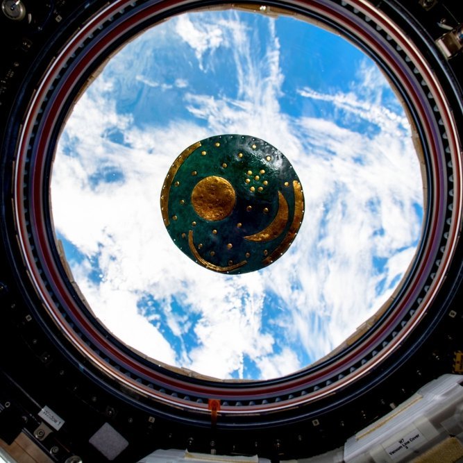 Die Himmelsscheibe von Nebra in der Schwerelosigkeit an Bord der Internationalen Raumstation ISS. © NASA/ESA-M. Maurer.
