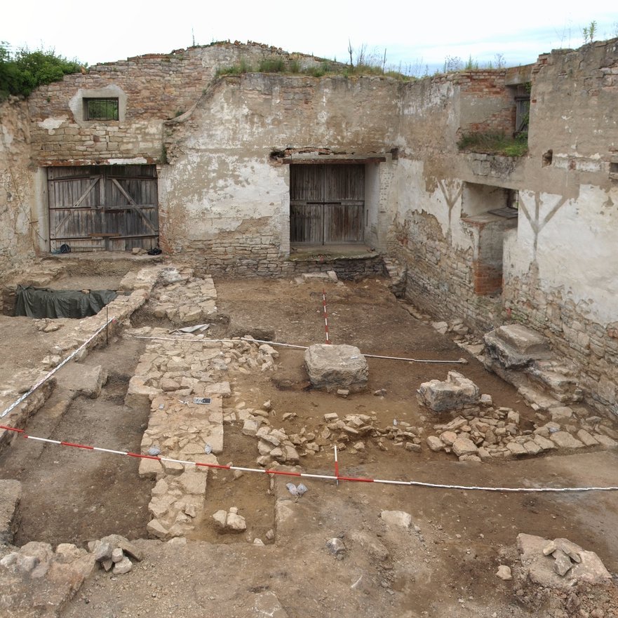 Blick über die Grabungsfläche mit freigelegten Resten mittelalterlicher Baustrukturen in der ehemaligen ›langen Scheune‹. © Landesamt für Denkmalpflege und Archäologie Sachsen-Anhalt, Holger Grönwald.