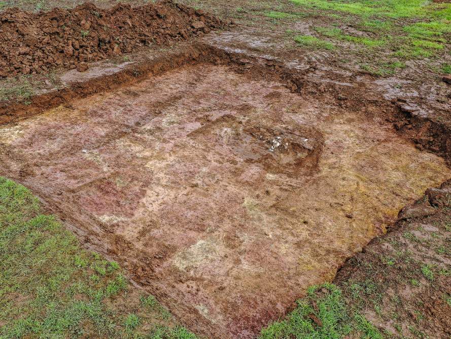 Abbildung 3: In einem der Referenzschnitte wurde unter der sehr geringen Oberbodenauflage neben einer Kreisgrabenanlage (links im Bild) ein ungewöhnliches Grab aufgedeckt (rechts im Bild), Blick nach Nordost. © LDA Sachsen-Anhalt, F. Schneider. Abbildung 3: In einem der Referenzschnitte wurde unter der sehr geringen Oberbodenauflage neben einer Kreisgrabenanlage (links im Bild) ein ungewöhnliches Grab aufgedeckt (rechts im Bild), Blick nach Nordost. © Landesamt für Denkmalpflege und Archäologie Sachsen-Anhalt, F. Schneider.