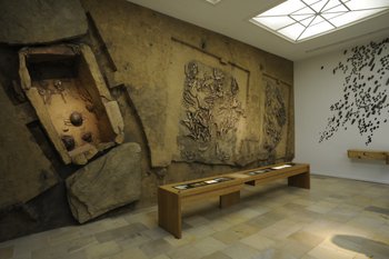 Das Gräberensemble der Kugelamphorenkultur von Westerhausen (circa 3.100 bis 2.800 vor Christus) in der Dauerausstellung des Landesmuseum für Vorgeschichte Halle (Saale). © Landesamt für Denkmalpflege und Archäologie Sachsen-Anhalt, Juraj Lipták.