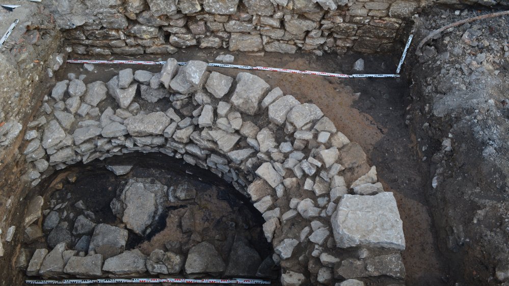 Massive Strukturen, aus Felsgestein gesetzt, im Bereich des östlichen Burghofes. © Landesamt für Denkmalpflege und Archäologie Sachsen-Anhalt, Madeleine Fröhlich