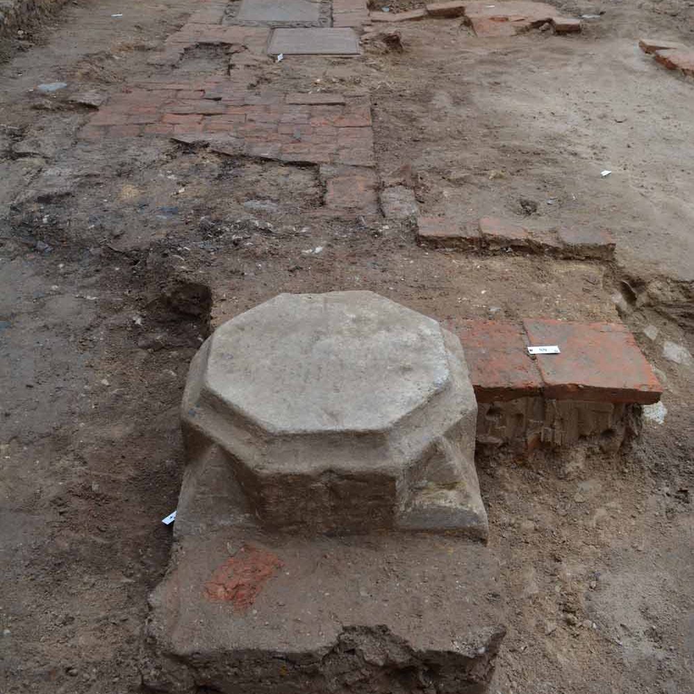 Übersicht der Grabungsfläche mit teilweise erhaltenem Kirchenfußboden, Pfeilerstandort und Grabplatte. © Landesamt für Denkmalpflege und Archäologie Sachsen-Anhalt, Madeleine Fröhlich.