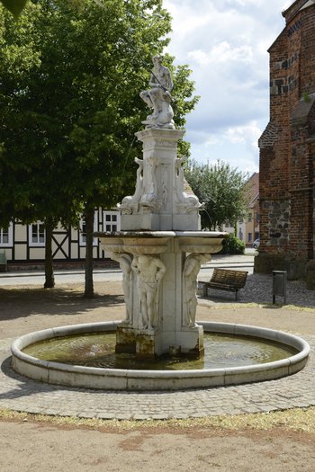 Abbildung 2: Der Neptunbrunnen von Osterburg mit der fast lebensgroßen Skulptur© Landesamt für Denkmalpflege und Archäologie Sachsen-Anhalt, Gunar Preuß. 