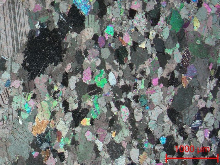 Mikroskopische Aufnahme der Marmorprobe aus dem grauen, deutlich feinkörnigeren Bereich der Grabplatte im Polarisationsmikroskop. © Institut für Archäologische Wissenschaften der Ruhr-Universität Bochum, Vilma Ruppiene.