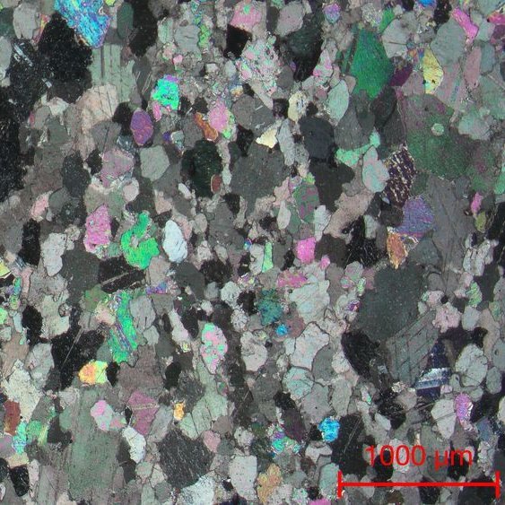 Mikroskopische Aufnahme der Marmorprobe aus dem grauen, deutlich feinkörnigeren Bereich der Grabplatte im Polarisationsmikroskop. © Institut für Archäologische Wissenschaften der Ruhr-Universität Bochum, Vilma Ruppiene.