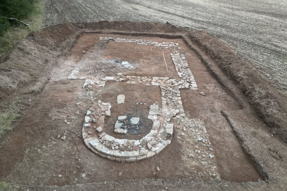 Freigelegter Grundriss der Mallerbacher Kapelle. Das Altarfundament in der halbrunden Apsis weist deutliche Brandspuren auf. © Landesamt für Denkmalpflege und Archäologie Sachsen-Anhalt, Robert Prust.