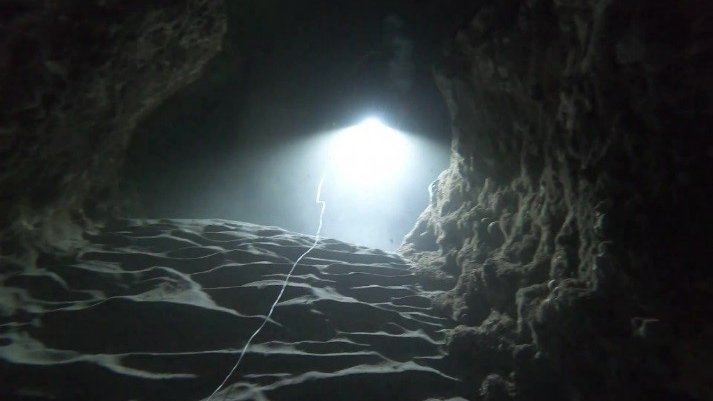 Abbildung 5b: Eingang zu Grotta della Poesia unter Wasser. © Landesamt für Denkmalpflege und Archäologie Sachsen-Anhalt, Sven Thomas. 