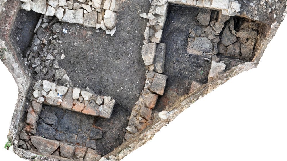 Zwei Warmluftheizungen des 14. Jahrhunderts belegen die Existenz beheizbarer Räumlichkeiten an der Südseite des zweiten Klosterhofs. © Landesamt für Denkmalpflege und Archäologie Sachsen-Anhalt, Maurizio Paul.