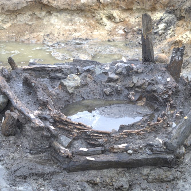 Hoch-/spätmittelalterlicher Brunnen mit Flechtwerkeinbau im Süden der Grabungsfläche. © Landesamt für Denkmalpflege und Archäologie Sachsen-Anhalt, Torsten Herm.