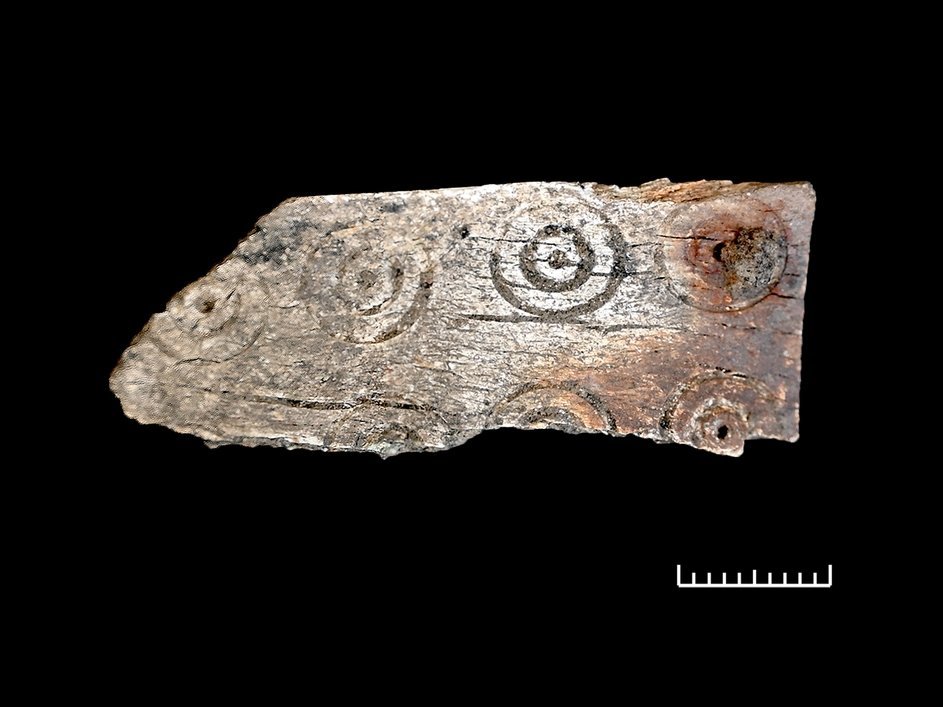 Kreuzaugenverziertes Knochenfragment eines mutmaßlichen Reliquienkastens. Das Stück stammt aus der Verfüllung des ausgemauerten ottonenzeitlichen Grabens. © Landesamt für Denkmalpflege und Archäologie Sachsen-Anhalt, Dominik Petzold.