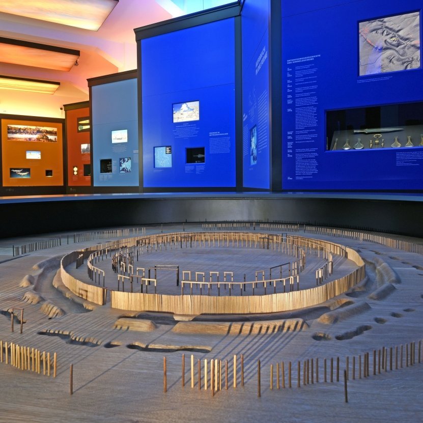 Ausstellungsimpression, im Vordergrund das Modell des Ringheiligtums von Pömmelte. © Landesamt für Denkmalpflege und Archäologie Sachsen-Anhalt, Andrea Hörentrup.