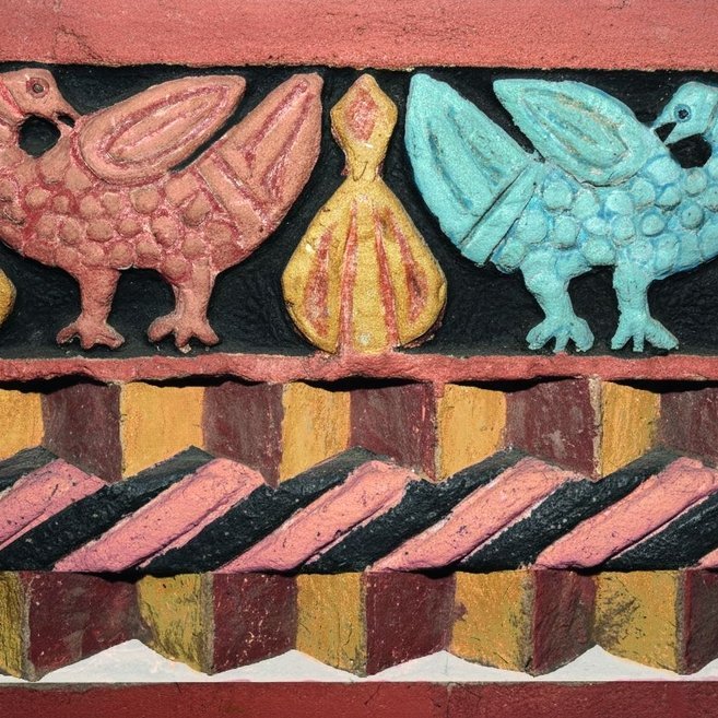 Rekonstruktion der Farbfassung des Sandsteinfrieses im Obergaden des Mittelschiffes: Vögel und Früchte. © Landesamt für Denkmalpflege und Archäologie Sachsen-Anhalt, Torsten Arnold.