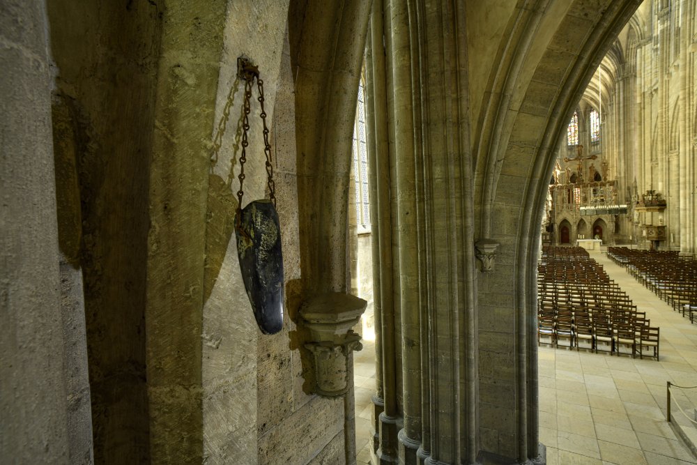 Abbildung 4: Sogenannter ›Schuhleistenkeil‹ des 5. Jahrtausends vor Christus im Westportal des Doms. © Landesamt für Denkmalpflege und Archäologie Sachsen-Anhalt, Juraj Lipták.