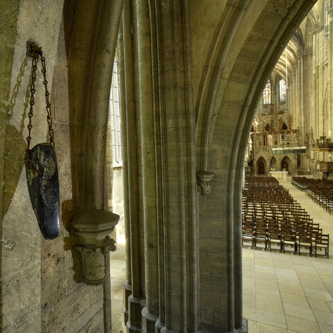Sogenannter ›Schuhleistenkeil‹ des 5. Jahrtausends vor Christus im Westportal des Doms. © Landesamt für Denkmalpflege und Archäologie Sachsen-Anhalt, Juraj Lipták.