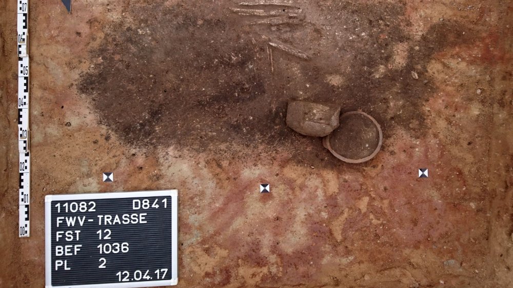 Abbildung 6: Auch in den Gräbern ohne Steineinbauten wurden die Toten in Hockerlage und mit Gefäßen bestattet. © Landesamt für Denkmalpflege und Archäologie Sachsen-Anhalt, Thomas Kubenz.