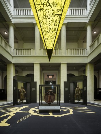 Ausstellungsimpression, Blick auf die Zentralinstallation der Sonderausstellung ›Die Schamanin‹. © Landesamt für Denkmalpflege und Archäologie Sachsen-Anhalt, Michel Klehm.