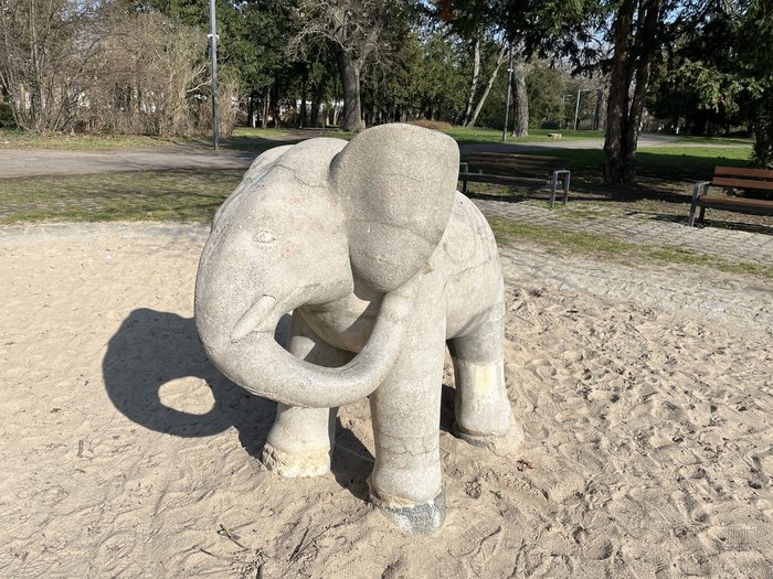 Alfred Späte, Spielplastik, 1972, Stadtpark. Zustand 2024. © Landesamt für Denkmalpflege und Archäologie Sachsen-Anhalt, Toni Pfaff.