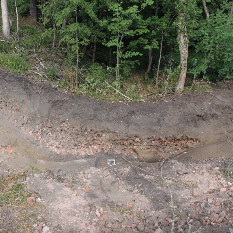 Schloss Pouch. Verfüllschichten des massiven Burggrabens. © Landesamt für Denkmalpflege und Archäologie Sachsen-Anhalt, Ulf Petzschmann.