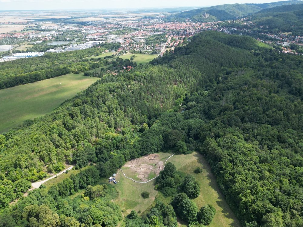 Blick über die Ausgrabungen am ehemaligen Kloster Himmelpforte in Richtung Wernigerode. © Landesamt für Denkmalpflege und Archäologie Sachsen-Anhalt, Robert Prust.
