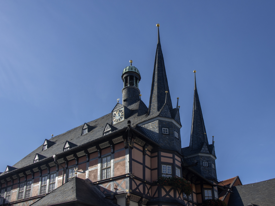 Abbildung 2: Die imposante Fassade des Wernigeröder Rathauses mit den beiden spitzbehelmten polygonalen Eckerkern. © Landesamt für Denkmalpflege und Archäologie Sachsen-Anhalt, Volker Seifert. Abbildung 2: Die imposante Fassade des Wernigeröder Rathauses mit den beiden spitzbehelmten polygonalen Eckerkern. © Landesamt für Denkmalpflege und Archäologie Sachsen-Anhalt, Volker Seifert.