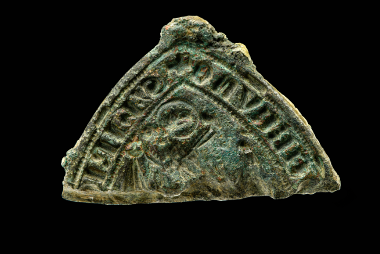 Abbildung 2: Siegelstempel des Propstes Heinrich, Fragment, Buntmetall, wohl um 1307 (Länge 3,3 Zentimeter). © Landesamt für Denkmalpflege und Archäologie Sachsen-Anhalt, Juraj Lipták.