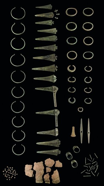 Abbildung 2: Der Hort von Dieskau II mit 14 Stabdolchen beziehungsweise ihren Klingen repräsentiert offenbar hochgestellte Krieger. Dafür spricht auch das importierte anglo-irische Randleistenbeil, das wie in reichen Gräbern gefundene Beile aus einst goldglänzender Zinnbronze besteht – im Gegensatz zu den kupfernen Beilen der großen Hortfunde. © Landesamt für Denkmalpflege und Archäologie Sachsen-Anhalt, Juraj Lipták.