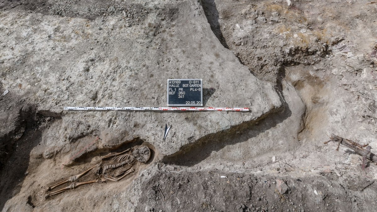 Kindergrab in dem Zwickel zwischen Seitenapsis und Hauptapsis der Klosterkirche. © Landesamt für Denkmalpflege und Archäologie Sachsen-Anhalt, Klaus Bentele.