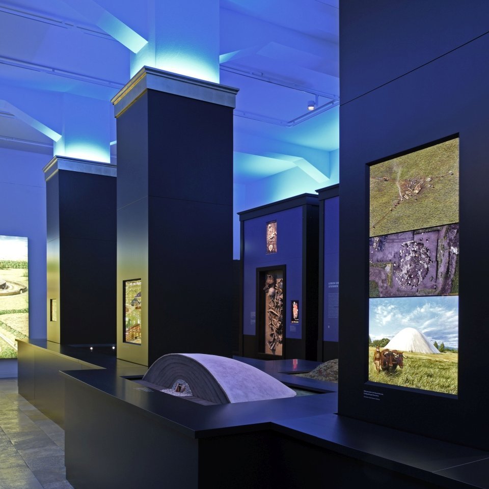 Ausstellungsimpression: Rekonstruktion des Großgrabhügels ›Bornhöck‹ bei Raßnitz, Saalekreis. © Landesamt für Denkmalpflege und Archäologie Sachsen-Anhalt, Andrea Hörentrup.